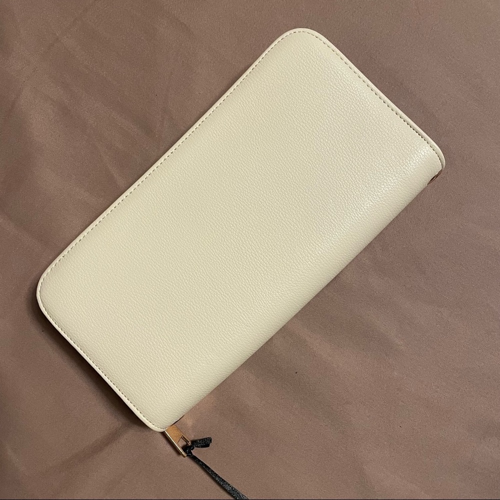 White Wallet - Picture 1 of 5